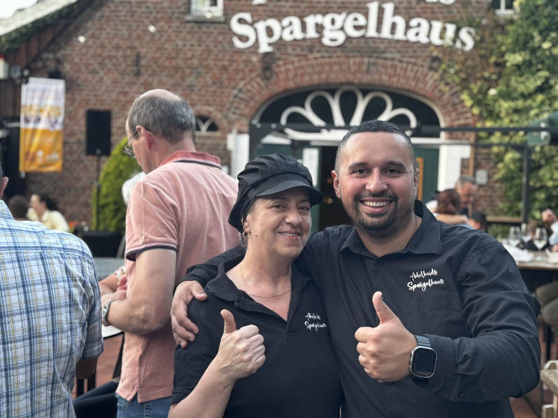 Besucher beim Schlagerabend von Raesfeld in Sommerlaune bei Adelheids Spargelhaus in Erle