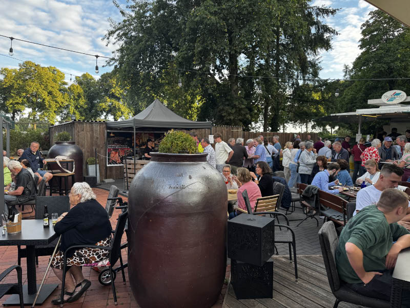 Besucher beim Schlagerabend von Raesfeld in Sommerlaune bei Adelheids Spargelhaus in Erle