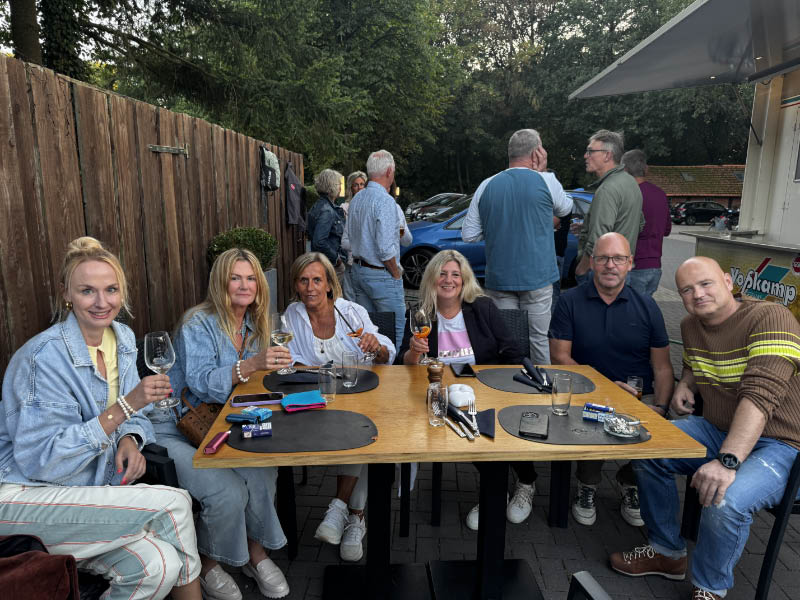 Besucher beim Schlagerabend von Raesfeld in Sommerlaune bei Adelheids Spargelhaus in Erle