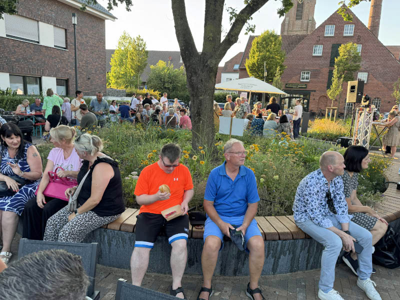 Raesfeld in Sommerlaune auf dem voll besetzten Dorfplatz in Erle