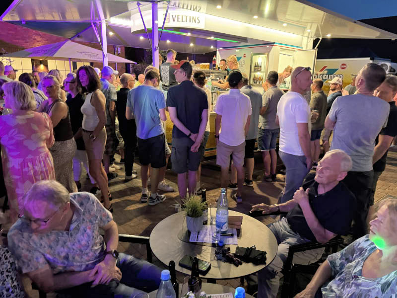 Raesfeld in Sommerlaune auf dem voll besetzten Dorfplatz in Erle