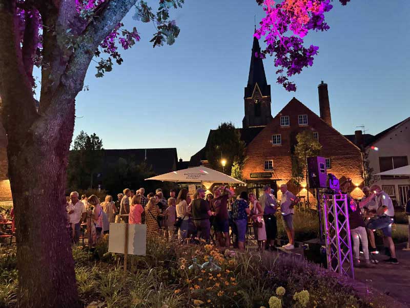 Raesfeld in Sommerlaune auf dem voll besetzten Dorfplatz in Erle