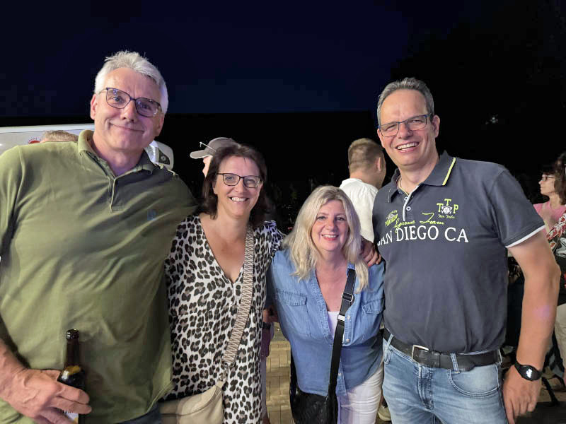 Raesfeld in Sommerlaune auf dem voll besetzten Dorfplatz in Erle