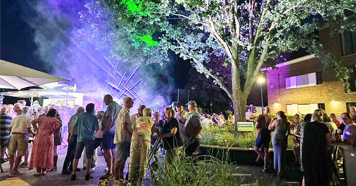Raesfeld in Sommerlaune auf dem voll besetzten Dorfplatz in Erle