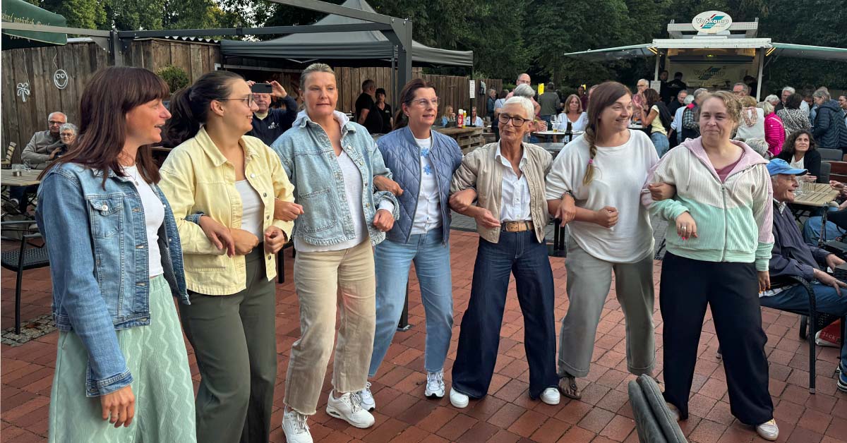 Besucher beim Schlagerabend von Raesfeld in Sommerlaune bei Adelheids Spargelhaus in Erle