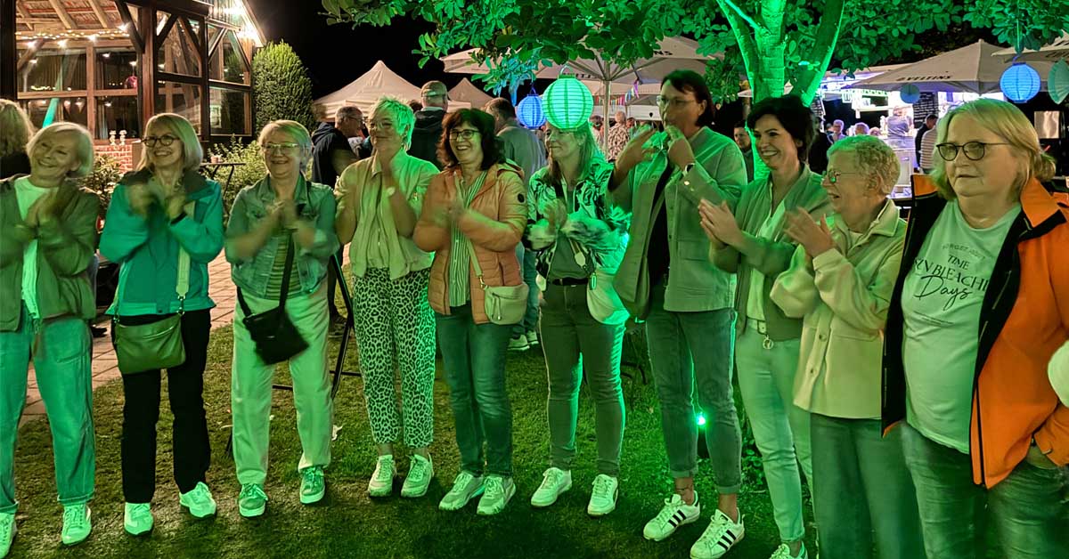 Gäste schunkeln vor DJ Martin Quint Mölleken bei Preen’s Hoff in Erle