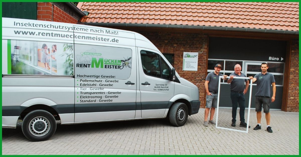 Team von Rent(Mücken)meister mit Insektenschutzrahmen vor Fahrzeug und Werkstatt