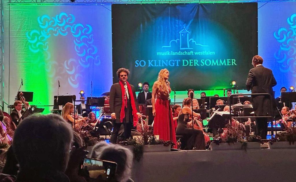 Tenor Rolando Villazón und Sopranistin Charlotte Langner  bei der Spanischen Nacht am Wasserschloss Raesfeld.