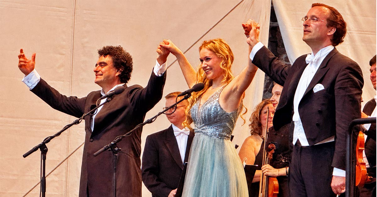 enor Rolando Villazón, Sopranistin Charlotte Langner und Dirigent Michael Zlabinger bei der Spanischen Nacht am Wasserschloss Raesfeld.