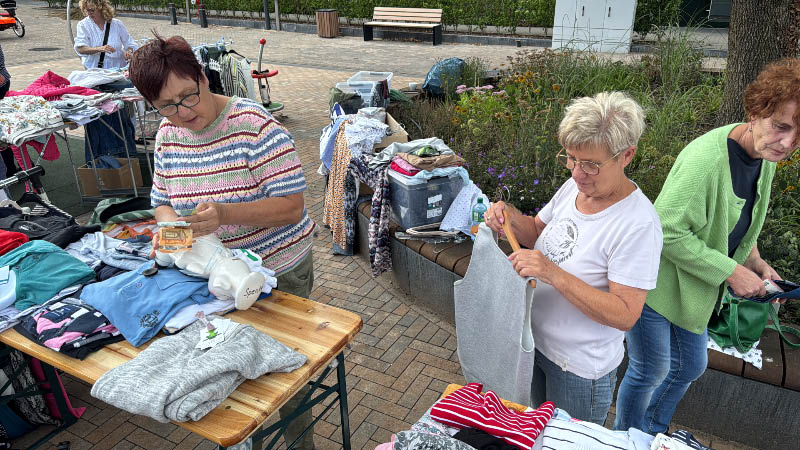 Damen-, Herren- und Kinderkleidung beim Second-Hand-Kleidermarkt des Froschkönig.