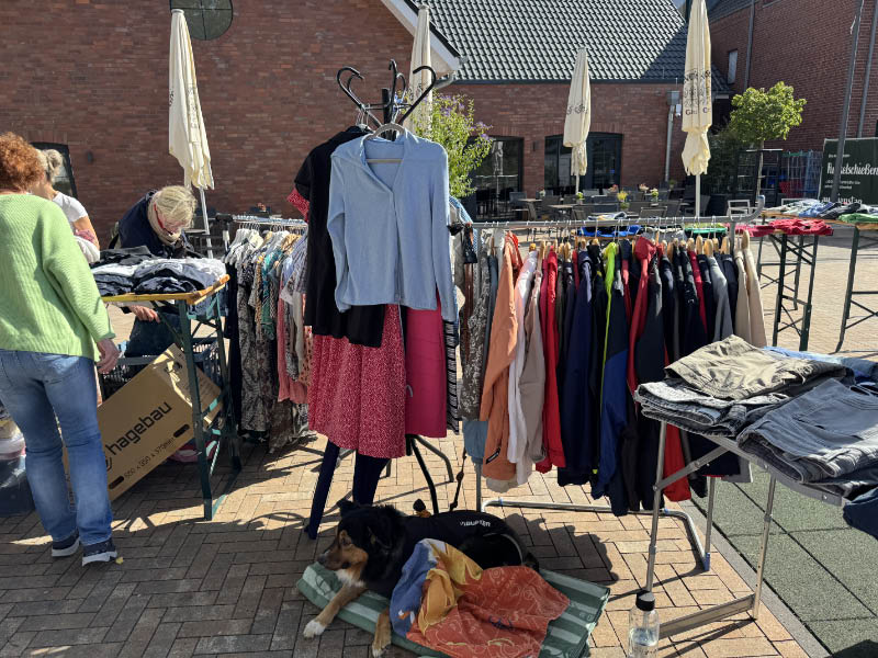 Damen-, Herren- und Kinderkleidung beim Second-Hand-Kleidermarkt des Froschkönig.