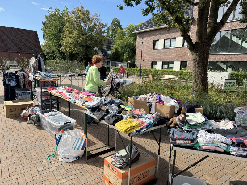 Damen-, Herren- und Kinderkleidung beim Second-Hand-Kleidermarkt des Froschkönig.