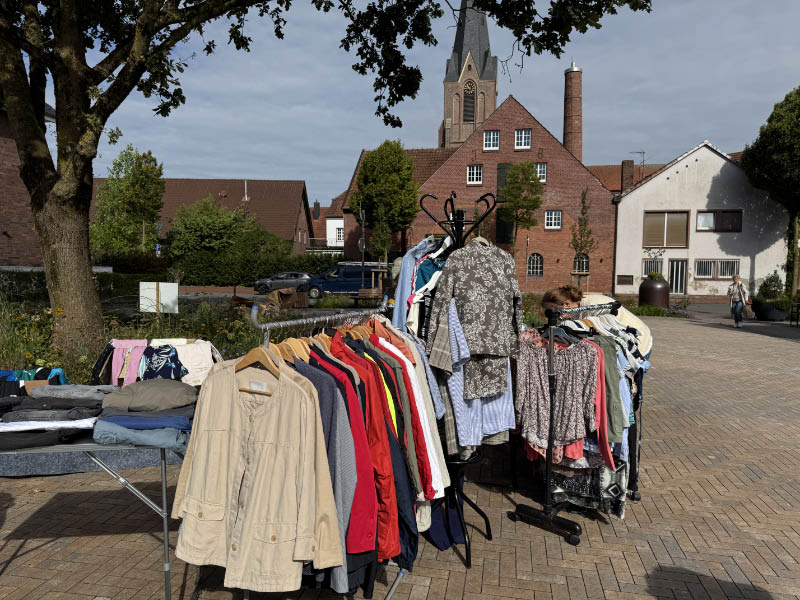 Second-Hand-Kleidung beim ersten Kleidermarkt des Froschkönig in Erle.