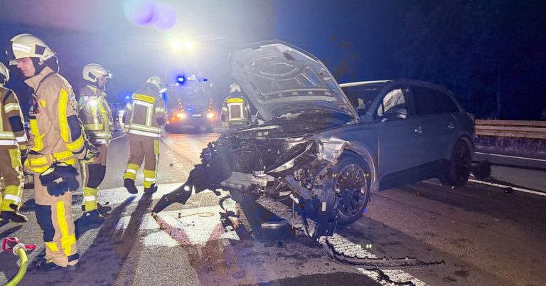 Unfall A31 Schermbeck: beschädigtes Fahrzeug und Einsatzkräfte an der A31