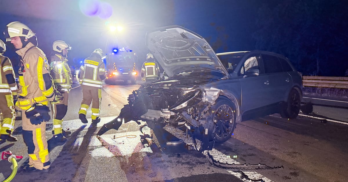 Unfall A31 Schermbeck: beschädigtes Fahrzeug und Einsatzkräfte an der A31