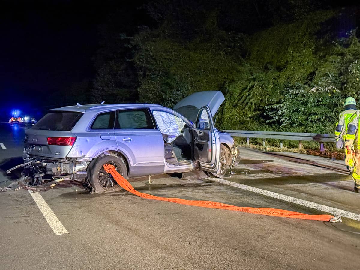 Feuerwehr räumt Unfallfahrzeug nach Unfall auf der A31 bei Schermbeck von der Fahrbahn
