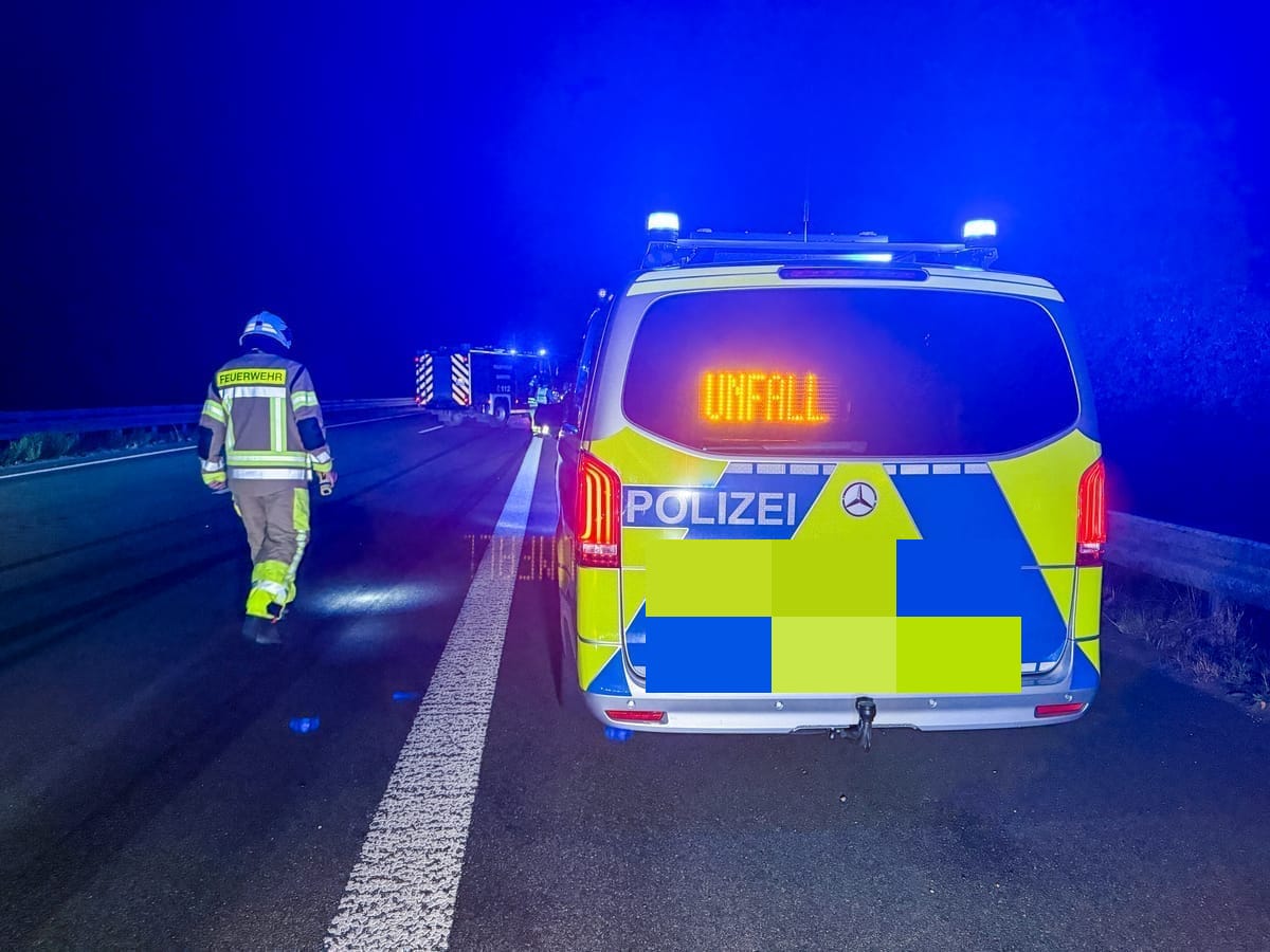Polizeifahrzeug sichert die Sperrung nach einem Unfall auf der A31 bei Schermbeck