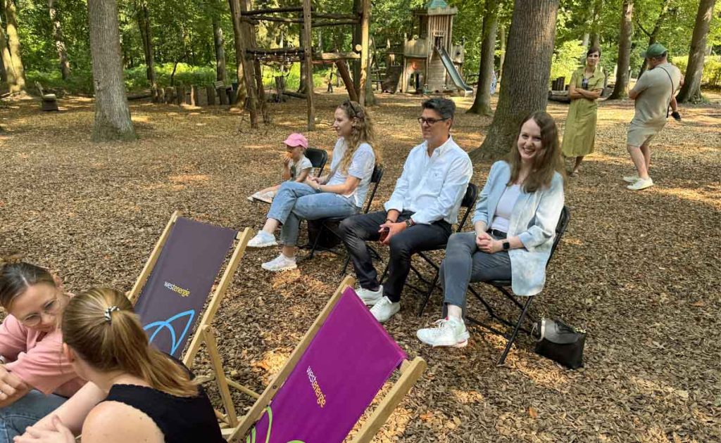 Das Duo Griffelknopf brachte beim Westenergie Familientag Kinderlieder auf die Waldbühne