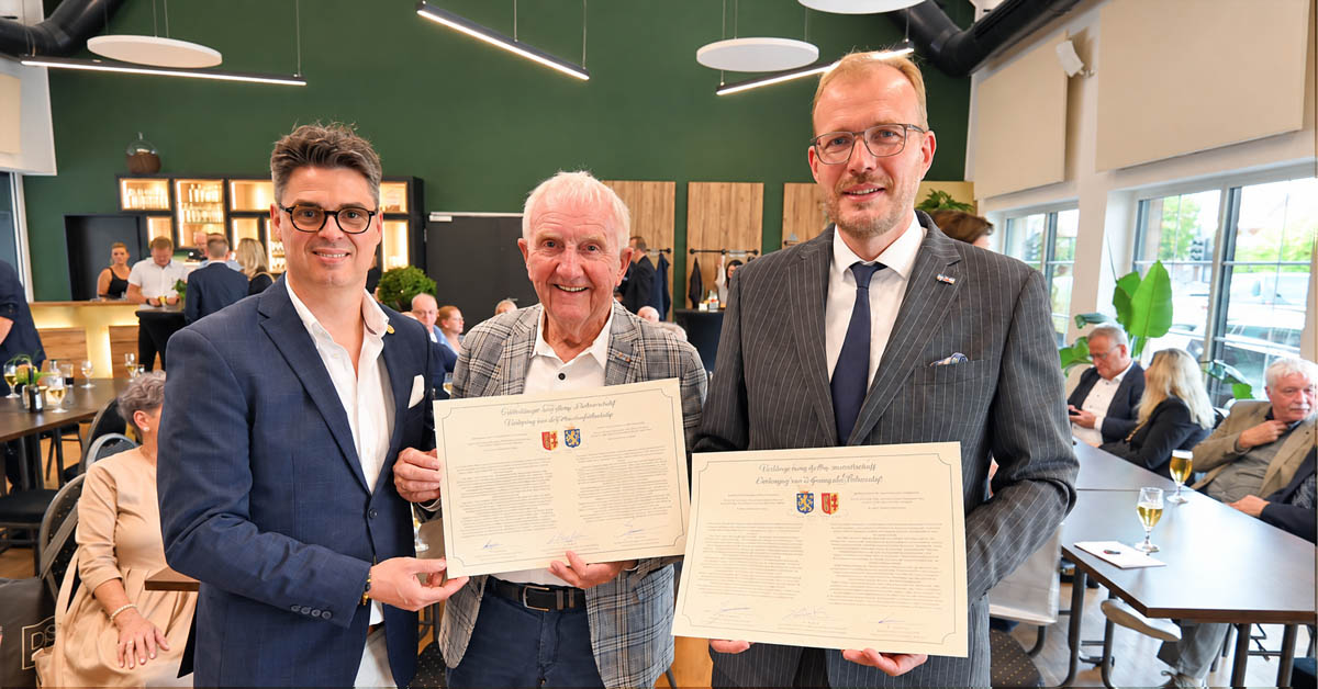 Dirk Kuhmann, Joop Buiting und Marc Boumans mit der Partnerschaftsurkunde Raesfeld-Wehl.
