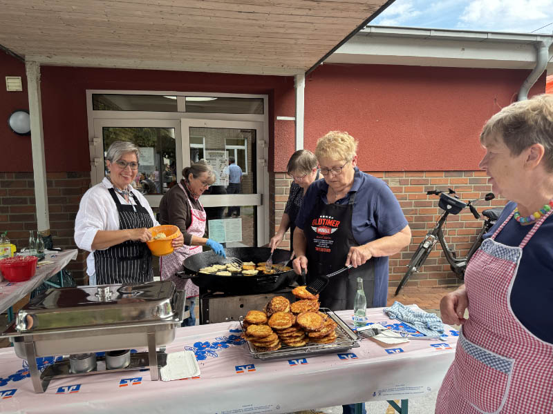Heiß, fettig und lecker. Reibeplätzchen beim Sommerfest Erle