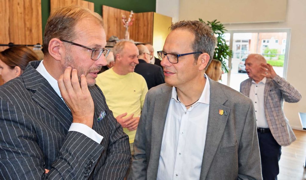 Freude über das Wiedersehen: Doetinchems Bürgermeister Marc Boumans (l.) im Gespräch mit Raesfelds ehemaligem Bürgermeister Andreas Grotendorst.