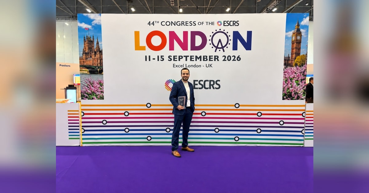 Labib Alshaweesh steht mit Auszeichnung vor der ESCRS-Wand in London