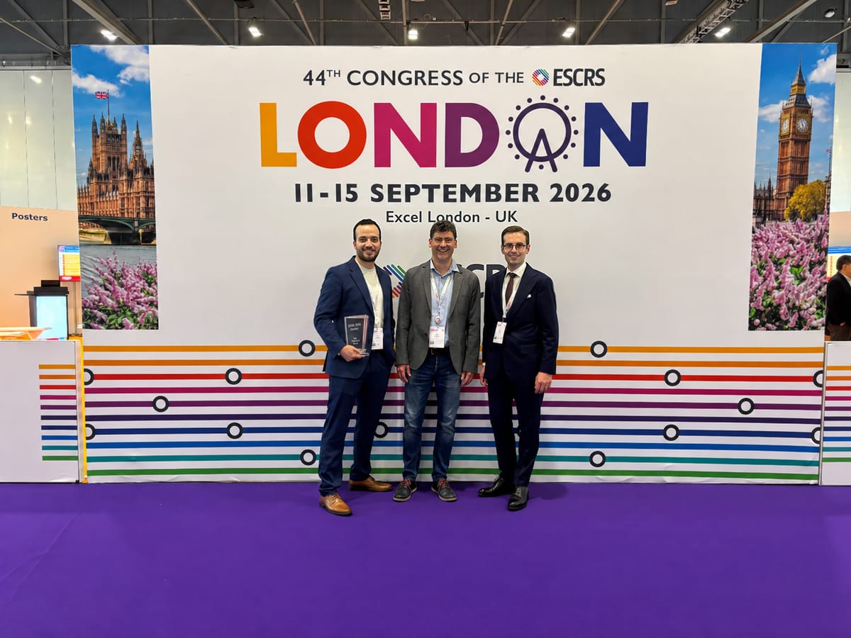 Labib Alshaweesh, dr. med. Matthias Gerl und Priv.-Doz. Dominik Leclaire vor der ESCRS-Wand in London
