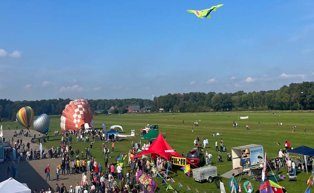Drachenfest in Hoxfeld: Großdrachen und Flugzeuge entdecken