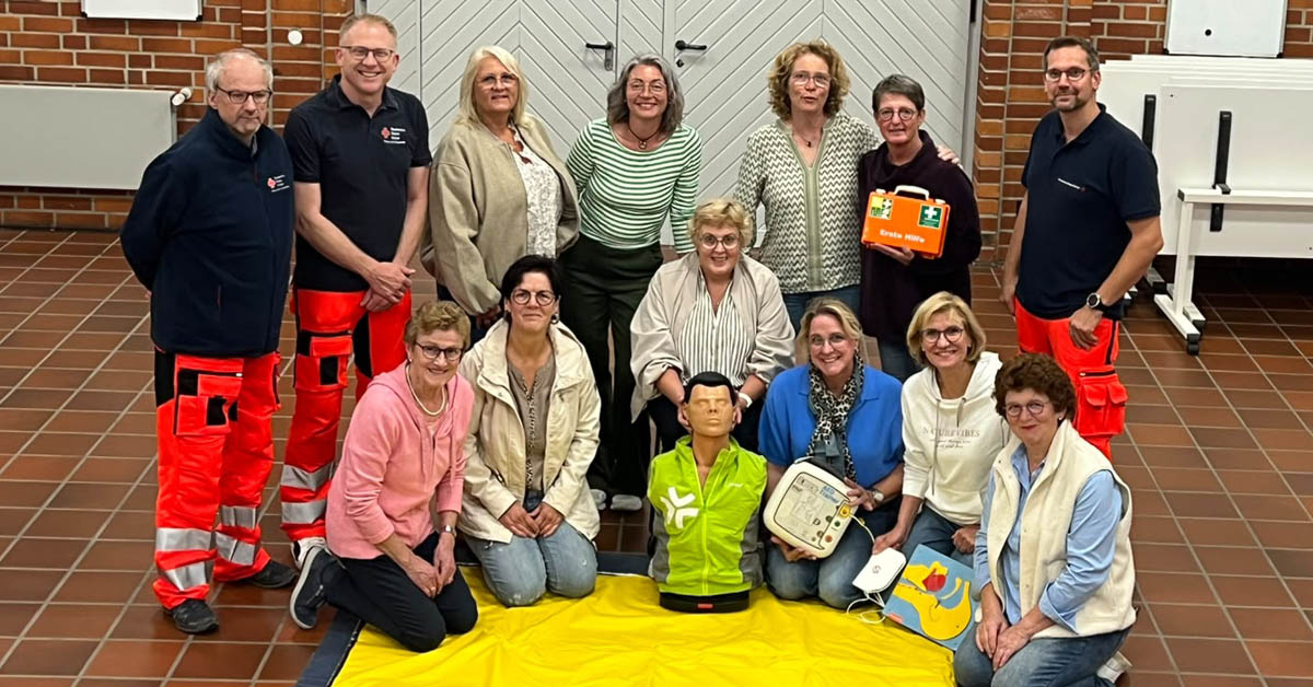 DRK Raesfeld erhält Spende der KFD-Theatergruppe für eine neue Trainingspuppe.