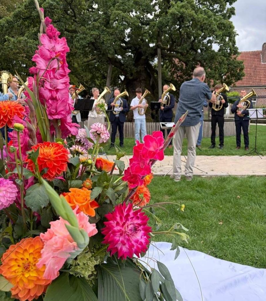 Traumhochzeit in Weiß vor der historischen Femeiche: