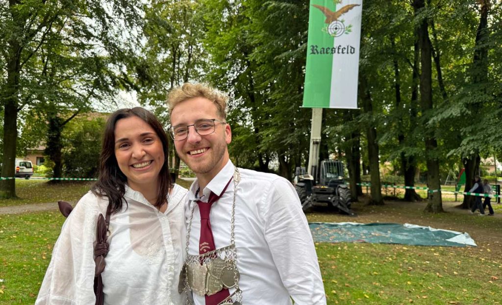 Der neue König des Raesfelder Schützenfestvereins Simon Paschen und seine Königin Lea Ligges.