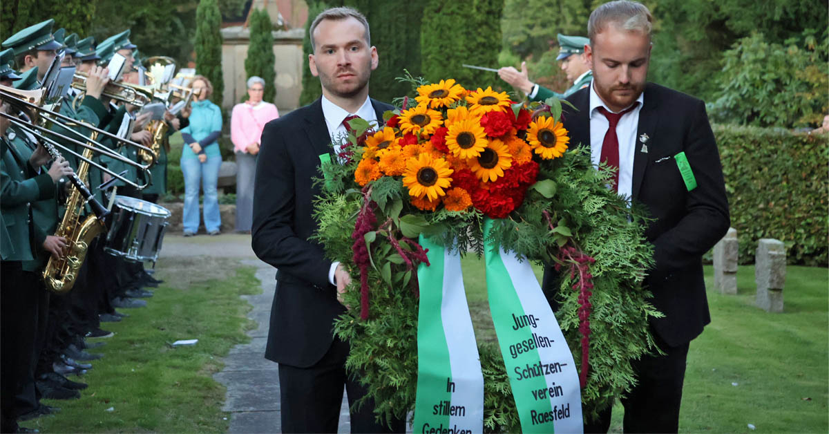 Kranzniederlegung der Junggesellenschützen am Gefallenendenkmal in Raesfeld