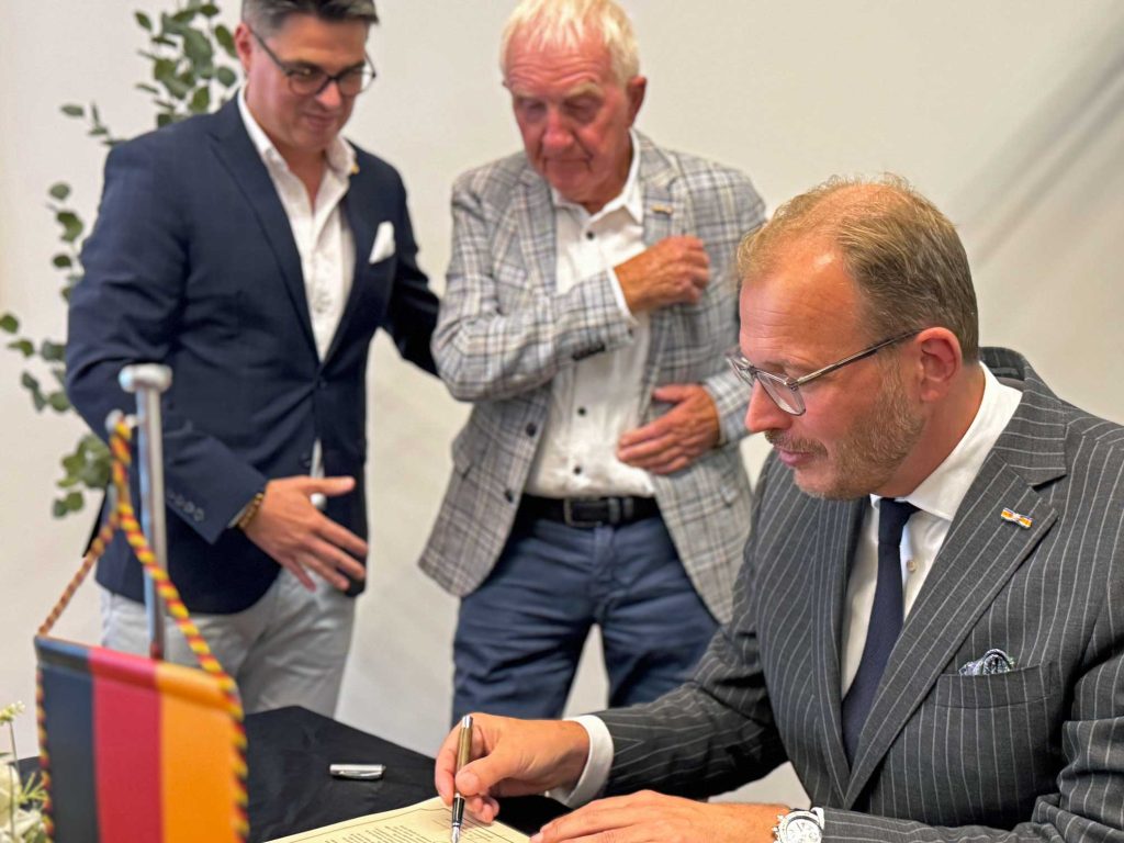 Marc Boumans unterzeichnet die Urkunde zur Partnerschaft Raesfeld-Wehl.