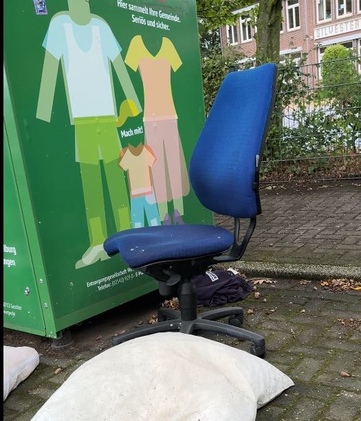 Kleidung und Müll vor dem Altkleidercontainer in Erle