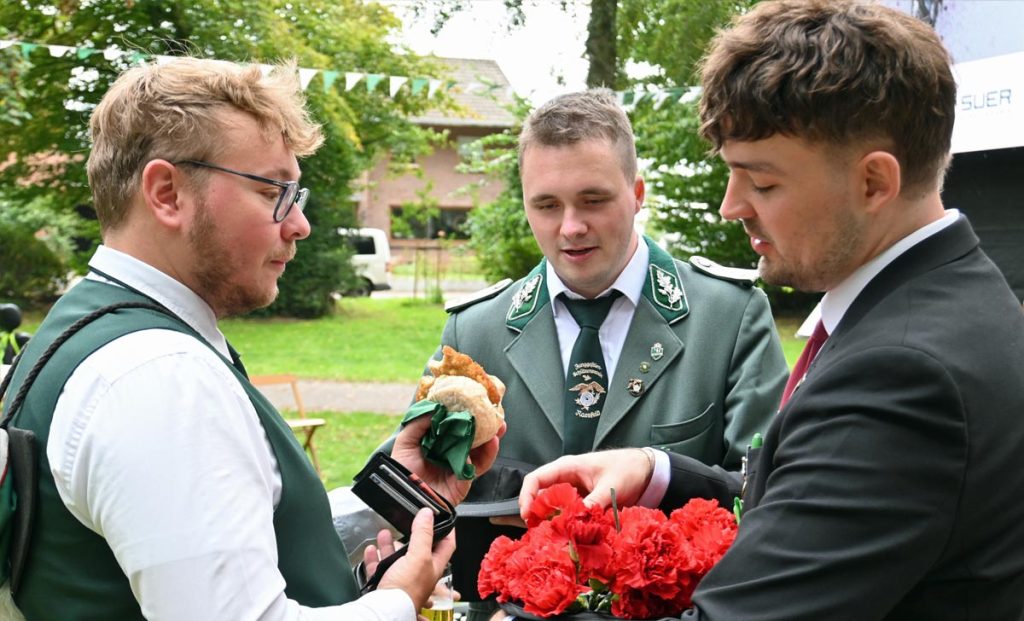 Die Nelkenverkaufer der Junggesellenschützen in Raesfeld an der Vogelstange