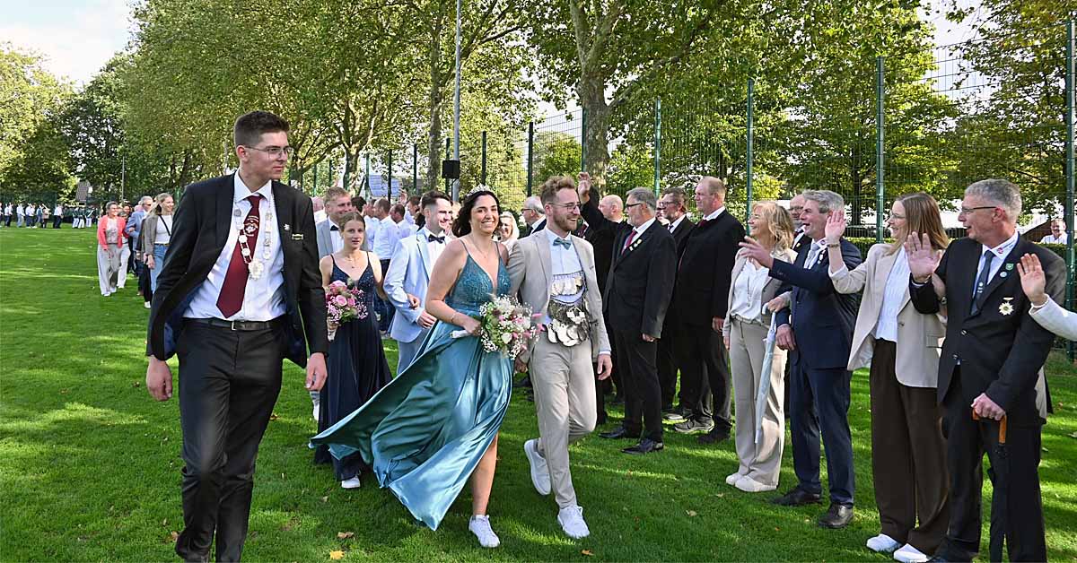 Parade des neuen Königspaares Simon Paschen und Lea Ligges
