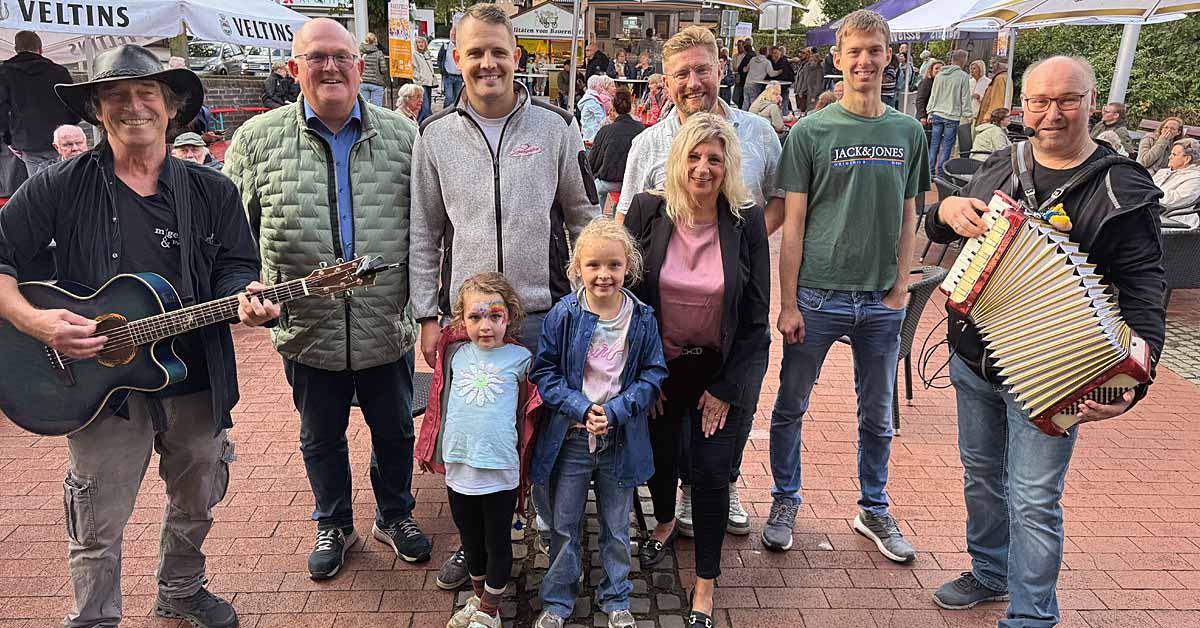Die Organisatoren von Raesfeld in Sommerlaune am Rathaus mit Rainer Migenda