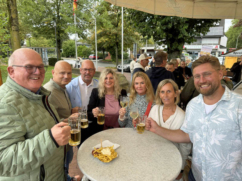 Gesellige Runde bei Raesfeld in Sommerlaune am Rathaus