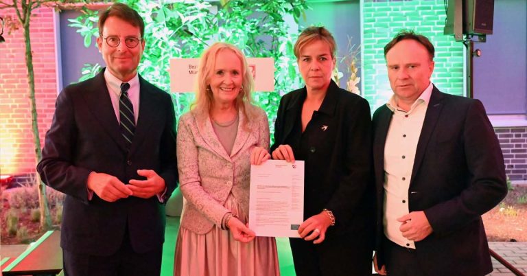 Regionalratsvorsitzende Mechtild Schulze Hessing überreicht die Resolution an Ministerin Mona Neubaur