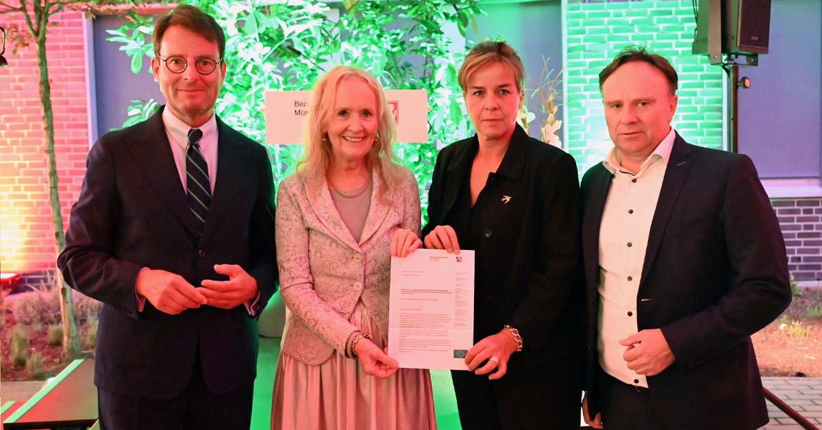 Regionalratsvorsitzende Mechtild Schulze Hessing überreicht die Resolution an Ministerin Mona Neubaur