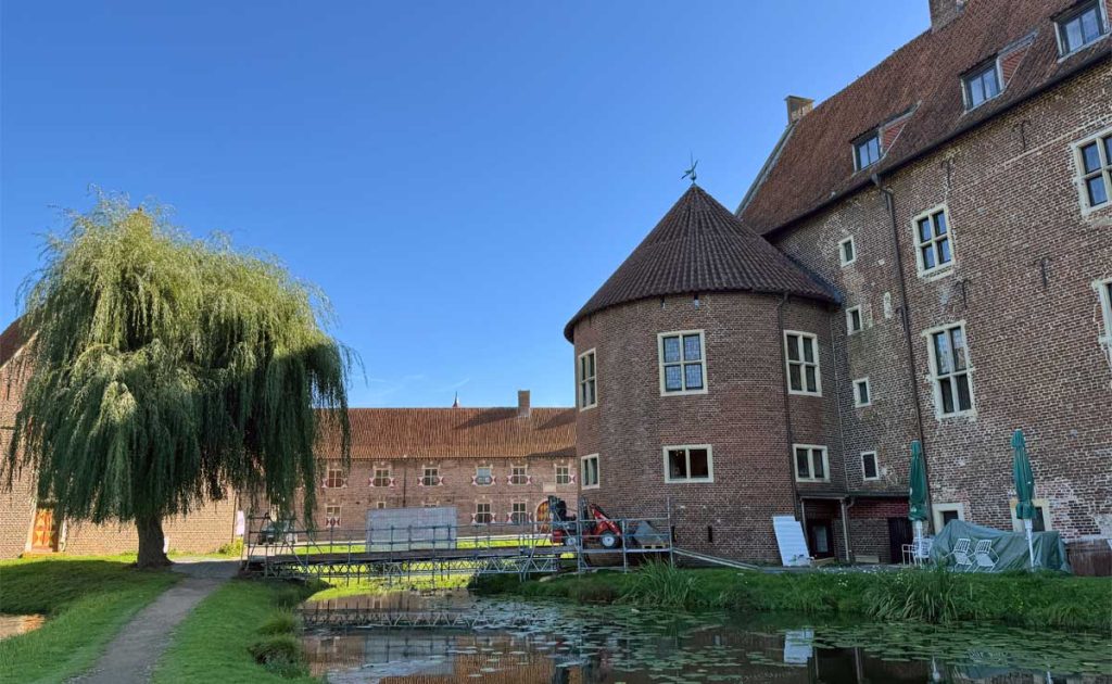 Gerüstbrücke über die Schlossgräfte am Wasserschloss Raesfeld.