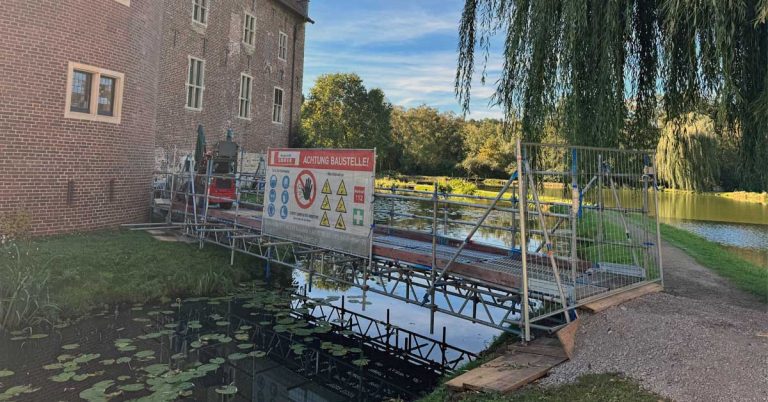 Provisorische Gerüstbrücke über die Schlossgräfte zur Zunftstube im Wasserschloss Raesfeld.