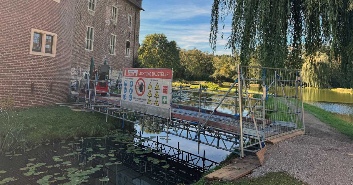 Provisorische Gerüstbrücke über die Schlossgräfte zur Zunftstube im Wasserschloss Raesfeld.