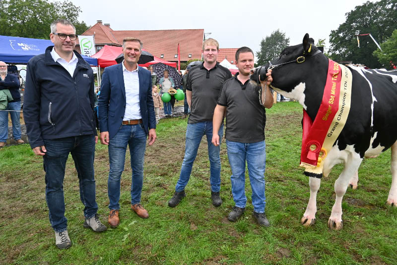 Grand Champion Fanny von der Welsing Milch GbR aus Bocholt