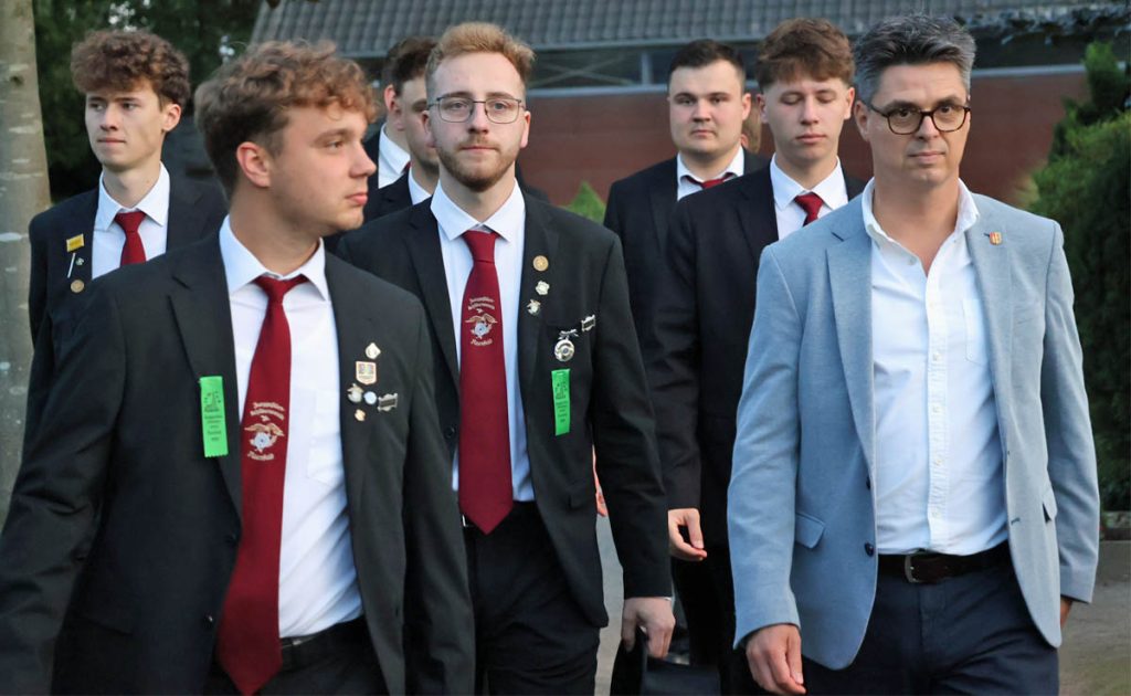 Tradition bedeutet auch Gedenken: Präsident Simon Paschen und Bürgermeister Dirk Kuhlmann nahmen am Freitag an der Kranzniederlegung für die Verstorbenen teil.