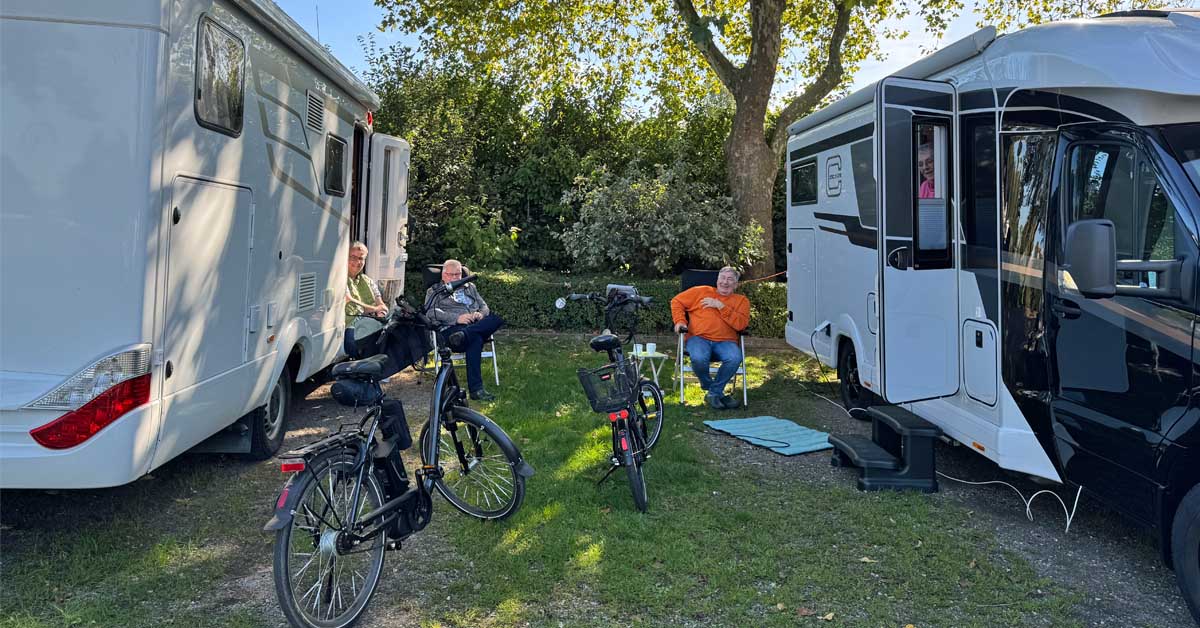 Besucher genießen die auf dem Wohnmobilstellplatz in Raesfeld am Schloss
