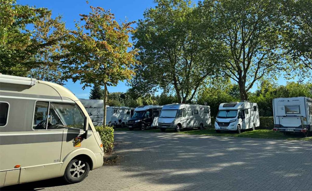 Auch im Spätsommer gut besucht ist der Wohnmobilstellplatz in Raesfeld am Schloss. 