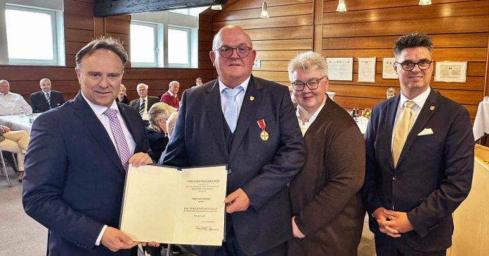 Arno Brömmel Landrat Kai Zwicker , Dirk Kuhmann und Gisel Brommel Raesfeld Verdienstmedaille