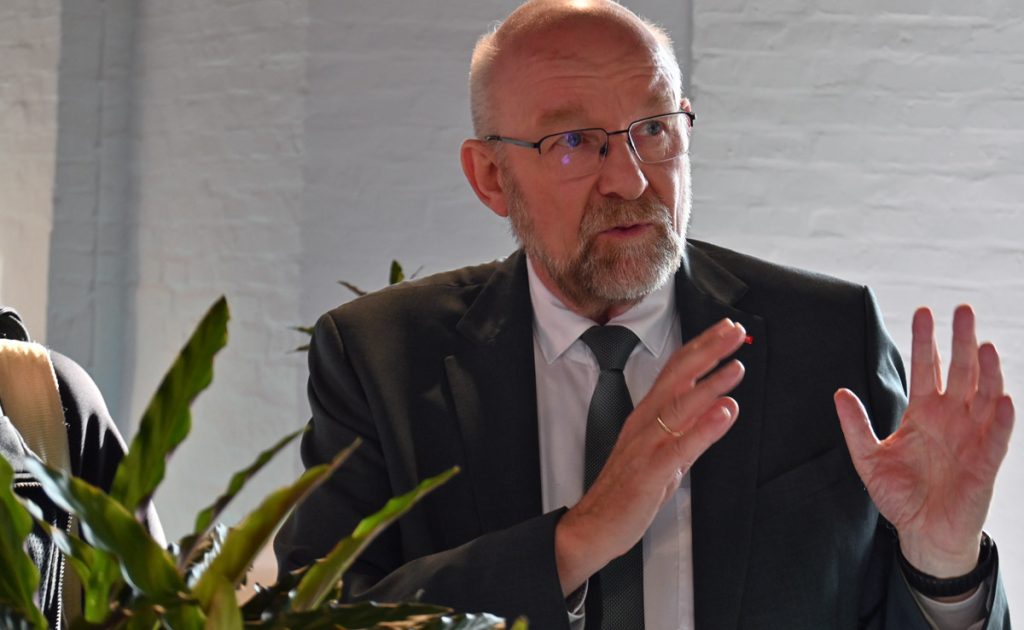 Berthold Schröder, Präsident des Westdeutschen Handwerkskammertages, bei seiner Rede zur Förderung der Vorburg von Schloss Raesfeld.