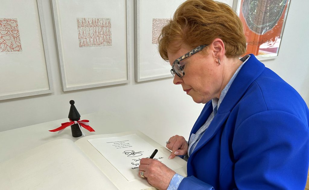 Baukje Dijkstra besucht Mechtild Schulze Hessing im Borkener Rathaus.